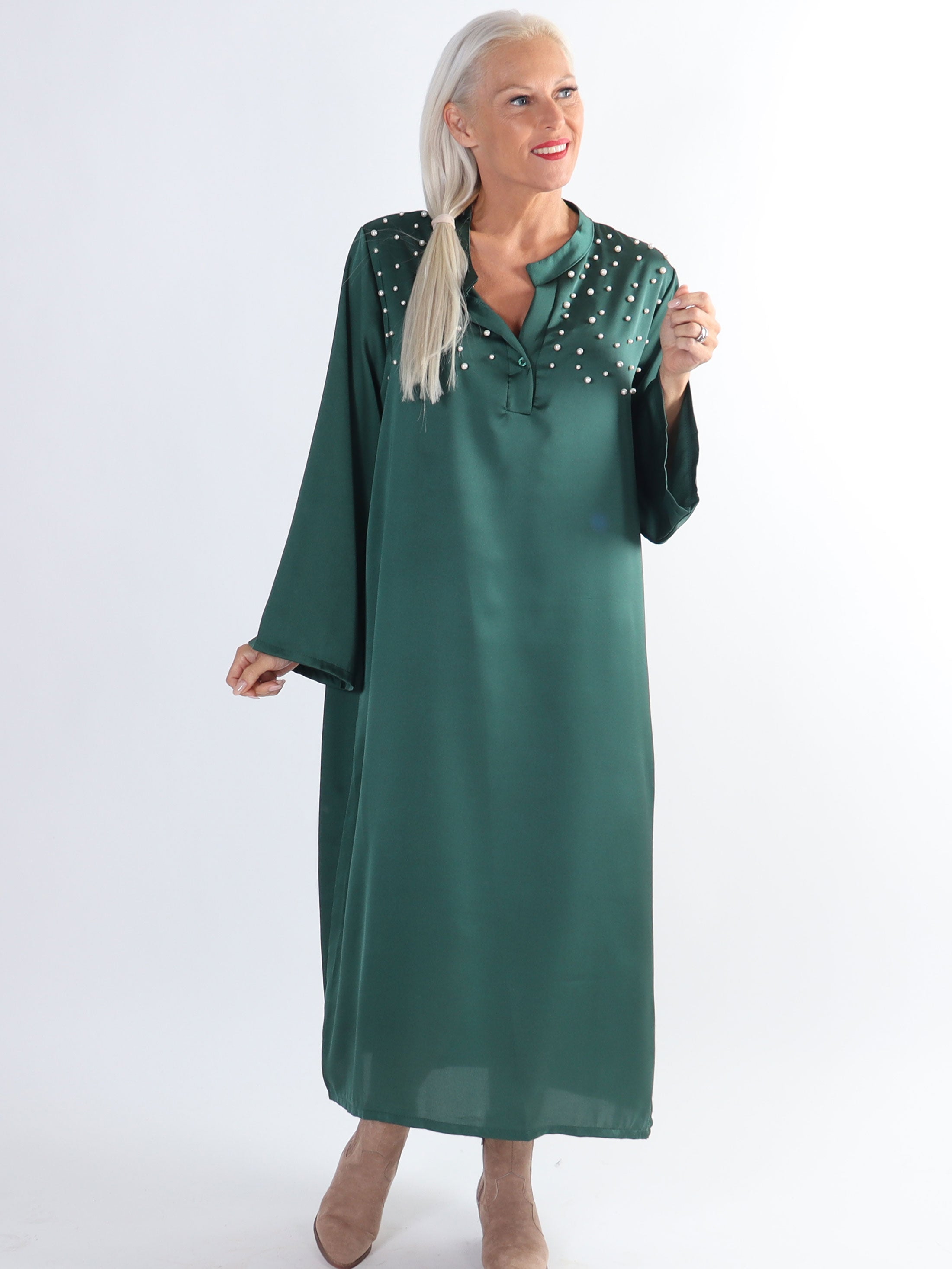 Emilia - Plus size kjole i silkelook med hvide perler